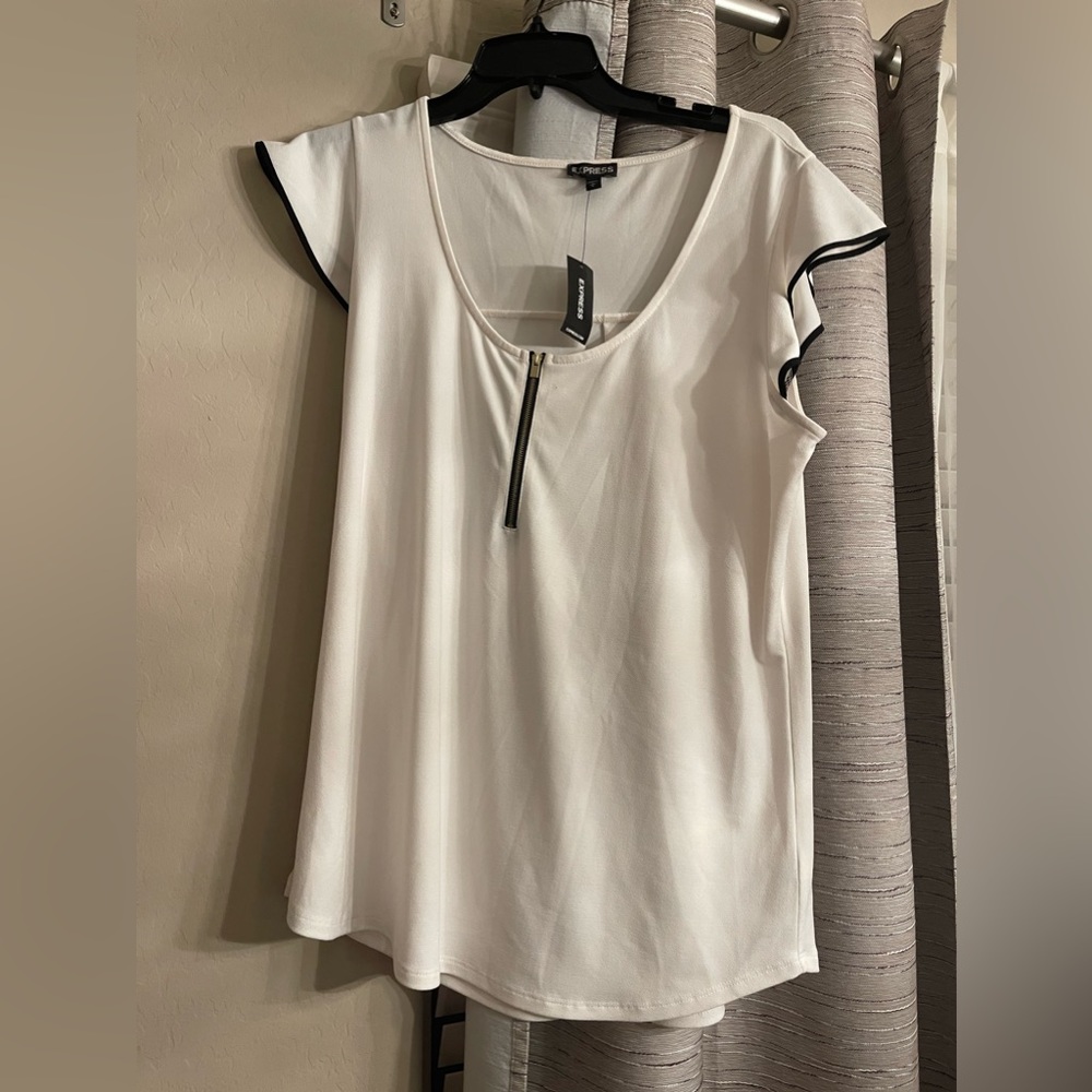 White and black blouse with zipper detail